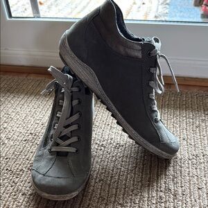Remonte Gray Vintage-Inspired High-Top Sneakers